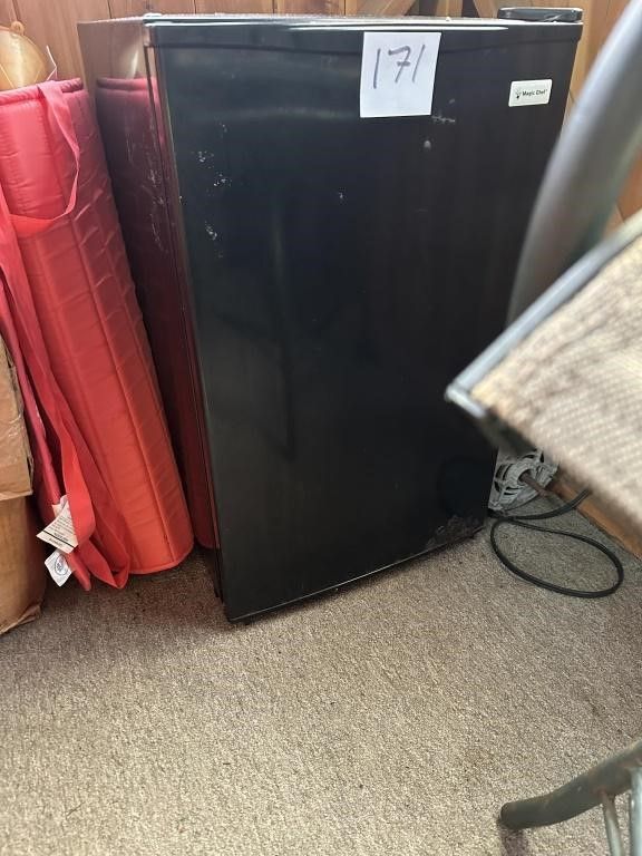 Lot 171: Magic Chef Mini Fridge