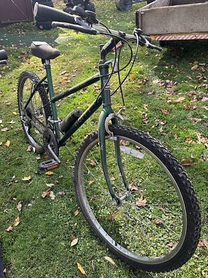 Huffy Superia 15-Speed Mountain Bike. Vintage step-through frame rigid mountain bicycle 