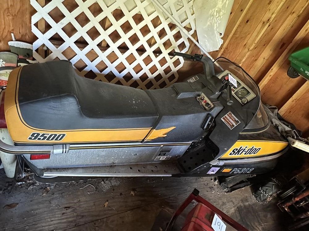 Lot 190: 1982 Ski-Doo Blizzard 9500 Snowmobile