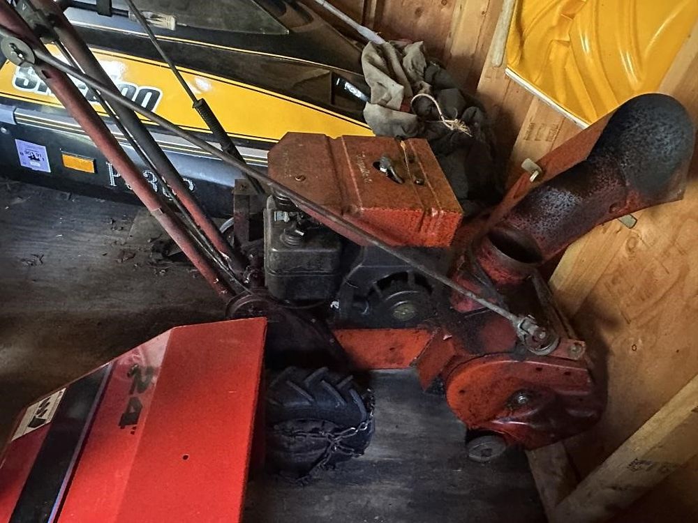 Lot 192: Simplicity Sno-Away 21" Dual-Stage Snowblower