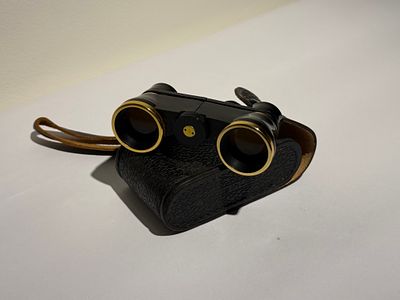 פריט 130. משקפת תיאטרון/אופרה וינטג', בעיצוב קלאסי. מגיעה עם נרתיק עור מקורי.