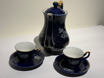 פריט 139. סט תה/קפה פורצלן וינטג' בצבע כחול קובלט עמוק.