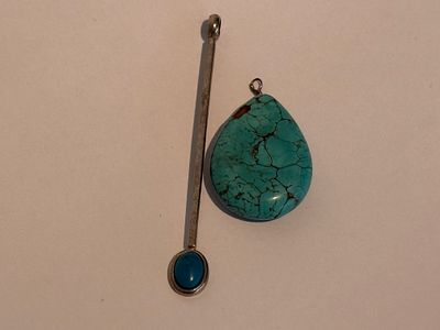 פריט 148. לוט שני תליונים עם אבנים בגוון טורקיז. החומרים לא נבדקו.