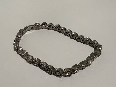 פריט 159. צמיד אלגנטי בסגנון וינטג' קלאסי, עשוי חוליות עם שיבוץ אבנים. חומרים לא נבדקו.