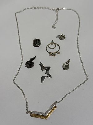 פריט 162. לוט תכישיטים הכולל שרשרת ותליונים. חומרים לא נבדקו.