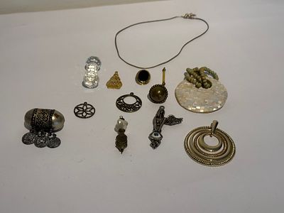 פריט 194. סט מגוון של תליונים, ושרשרת. החומרים לא נבדקו.