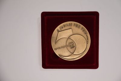 פריט 1. מדליה רשמית לציון 50 שנה למדינת ישראל, שהונפקה על ידי החברה הממשלתית למדליות ולמטבעות. 