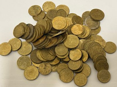 אוסף מטבעות יורו, הכולל: 
2 &times; מטבעות 2 יורו 
1 &times; מטבע 1 יורו 
