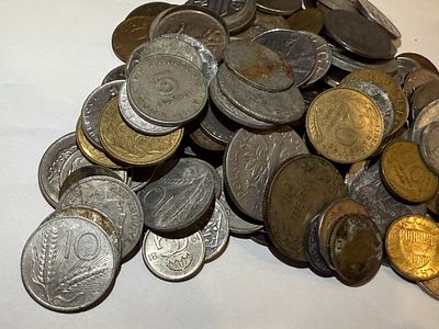 אוסף מטבעות ממדינות שונות ברחבי העולם. 
האוסף לא נבדק, וייתכן כי הוא כולל מציאות או פריטים בעלי ערך.