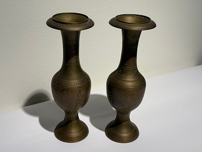 זוג אגרטלים דקורטיביים, פליז/נחושת, עם חריטה ידנית. עם פטינה טבעית יפה.