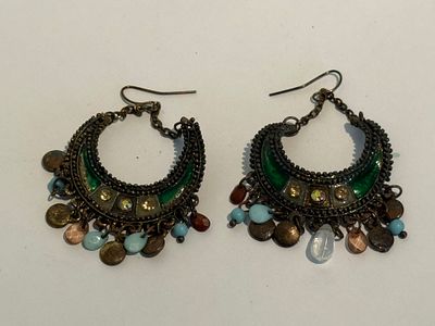 זוג עגילים מעוצבים. חומרים לא נבדקו