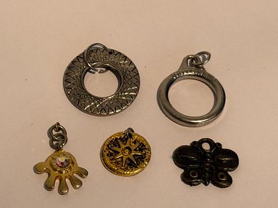 לוט תליונים, צורות שונות. חומרים לא נבדקו