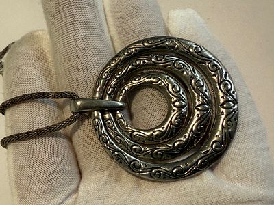 שרשרת בעיצוב אומנותי. חומרים לא נבדקו.