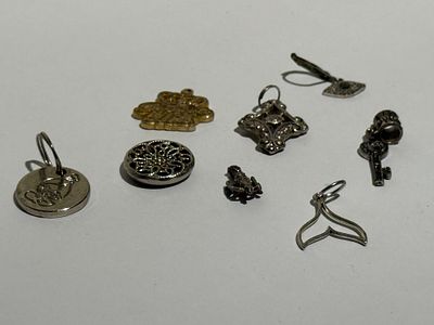 לוט מגוון של תליונים בצורות שונות. חומרים לא נבדקו.