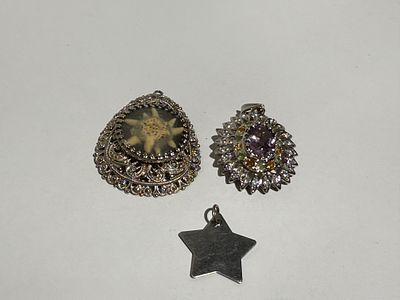 לוט שלושה תליונים בסגנון וינטג'. חומרים לא נבדקו.