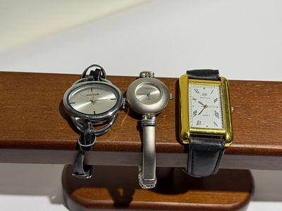 סט הכולל שלושה שעוני יד בעיצוב קלאסי ועדין. השעונים אינם עובדים, לא נבדקו, ונמכרים As IS.