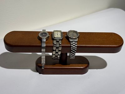 סט הכולל שלושה שעוני יד. השעונים אינם עובדים, לא נבדקו, ונמכרים As IS.