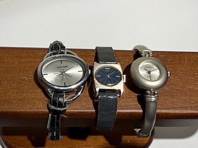 סט הכולל שלושה שעוני יד בעיצוב וינטג' קלאסי. השעונים אינם עובדים, לא נבדקו, ונמכרים As IS.