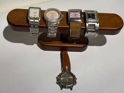 סט הכולל חמישה שעוני יד בסגנונות שונים. השעונים אינם עובדים, לא נבדקו, ונמכרים As IS.