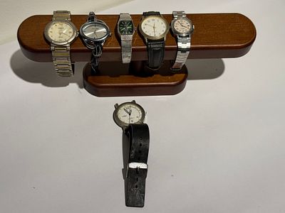 סט הכולל שישה שעוני יד בעיצובים שונים. השעונים אינם עובדים, לא נבדקו, ונמכרים As IS.