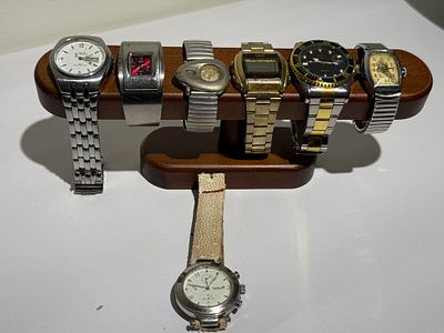 סט הכולל שבעה שעוני יד בעיצובים מגוונים. השעונים אינם עובדים, לא נבדקו, ונמכרים As IS.