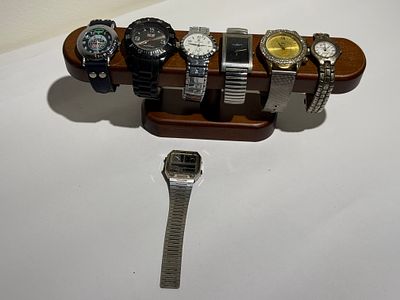 סט גדול ומגוון הכולל שמונה שעוני יד בסגנונות שונים. השעונים אינם עובדים, לא נבדקו, ונמכרים As IS.