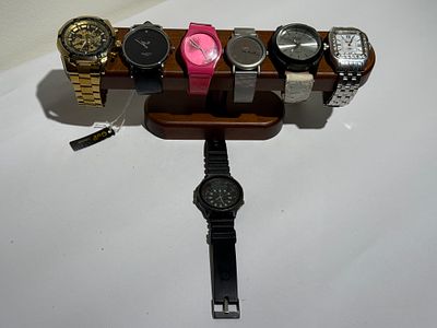 סט גדול ומגוון הכולל שמונה שעוני יד בעיצובים שונים. השעונים אינם עובדים, לא נבדקו, ונמכרים As IS.