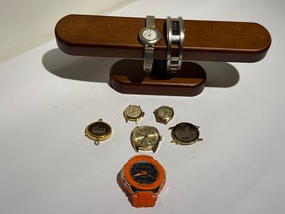 סט מגוון הכולל תשעה פריטים הקשורים לשעוני יד. השעונים אינם עובדים, לא נבדקו, ונמכרים As IS.