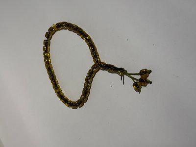 מסבחה עושיה חרוזים שקופים בגוון צהוב-ענברי.