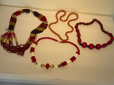 סט הכולל ארבעה תכשיטי חרוזים. חומרים לא נבדקו.