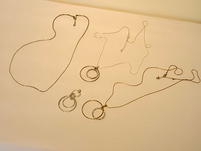 סט תשיטים הכולל שלושה שרשראות ותליון. החומרים לא נבדקו.