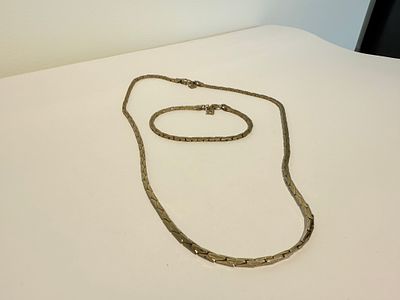 סט הכולל שרשרת וצמיד בעיצוב חוליות שטוחות בסגנון קלאסי. החומרים לא נבדקו