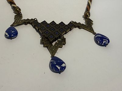 שרשרת מרשימה בעיצוב שבטי. החומרים לא נבדקו.