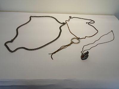 סט הכולל שלושה שרשראות. החומרים לא נבדקו.