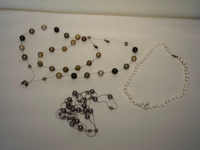 לוט הכולל שלושה שרשראות חרוזים. החומרים לא נבדקו.