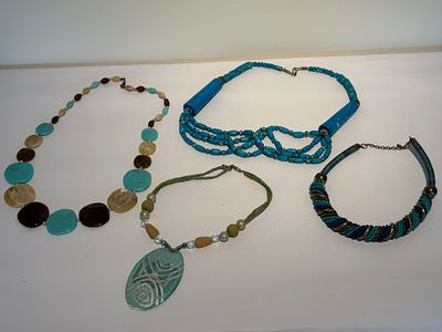 לוט הכולל ארבעה שרשראות בגווני טורקיז. החומרים לא נבדקו.