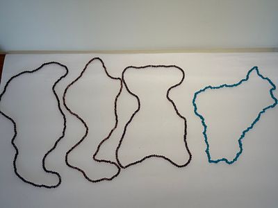 סט שלושה שרשראות. 
החומרים לא נבדקו.