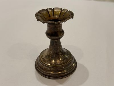 פמוט וינטג' מצופה כסף בעיצוב קלאסי.