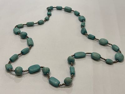 שרשרת ארוכה המורכבת מאבנים בצבע טורקיז.