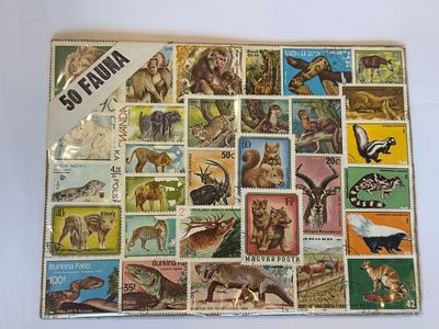 לוח תצוגה הכולל כ-50 בולים משומשים (מבוטלים) בנושא חיות בר. 
הבולים ממדינות שונות (בורקינה פאסו 