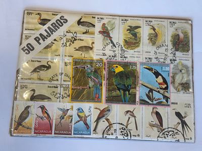 לוח מעורב של כ־50 בולים בנושא ציפורים, ממספר מדינות.