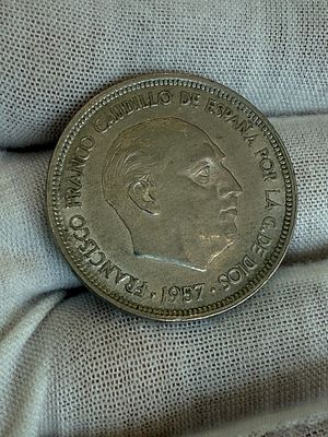 מטבע ספרדי נדיר בערך נקוב של 50 פסטות משנת 1957, מתקופת שלטונו של פרנסיסקו פרנקו. 
בצד הקדמי 