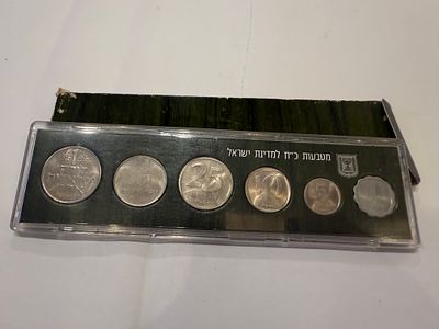 סט מטבעות רשמי לציון 28 שנים למדינת ישראל, שנת 1976. כולל את הקרטון המקורי ותעודת מקוריות.