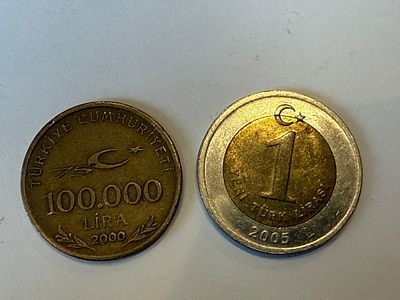 לוט 2 מטבעות טורקיה: 
100,000 לירה שנת 2000 ו-1 לירה חדשה שנת 2005, עיצוב אתאטורק בצד הקדמי 