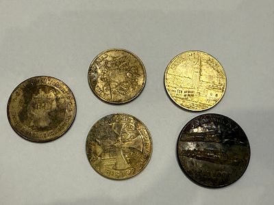 לוט של חמישה אסימונים תיירותיים/מזכרות מערים ואתרים מפורסמים ברחבי העולם. בין האתרים המופיעים: 