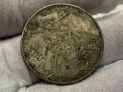 מטבע אספנים מודרני מסדרת Hellenic Heritage, המציג בצדו הקדמי אביר ממסדר אבירי רודוס על רקע 