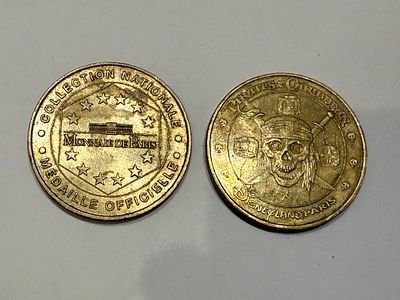 לוט הכולל שתי מדליות מזכרת תיירותיות שהוטבעו על־ידי מטבעת פריז (Monnaie de Paris): 
• מדליה: 