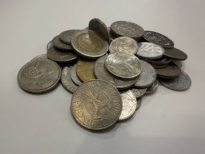 לוט מגוון של מטבעות ממדינות שונות בעולם, מתקופות שונות.