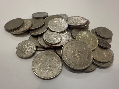 לוט מגוון של מטבעות ממדינות שונות בעולם, מתקופות שונות.