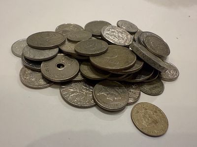 לוט מגוון של מטבעות ממדינות שונות בעולם, מתקופות שונות.